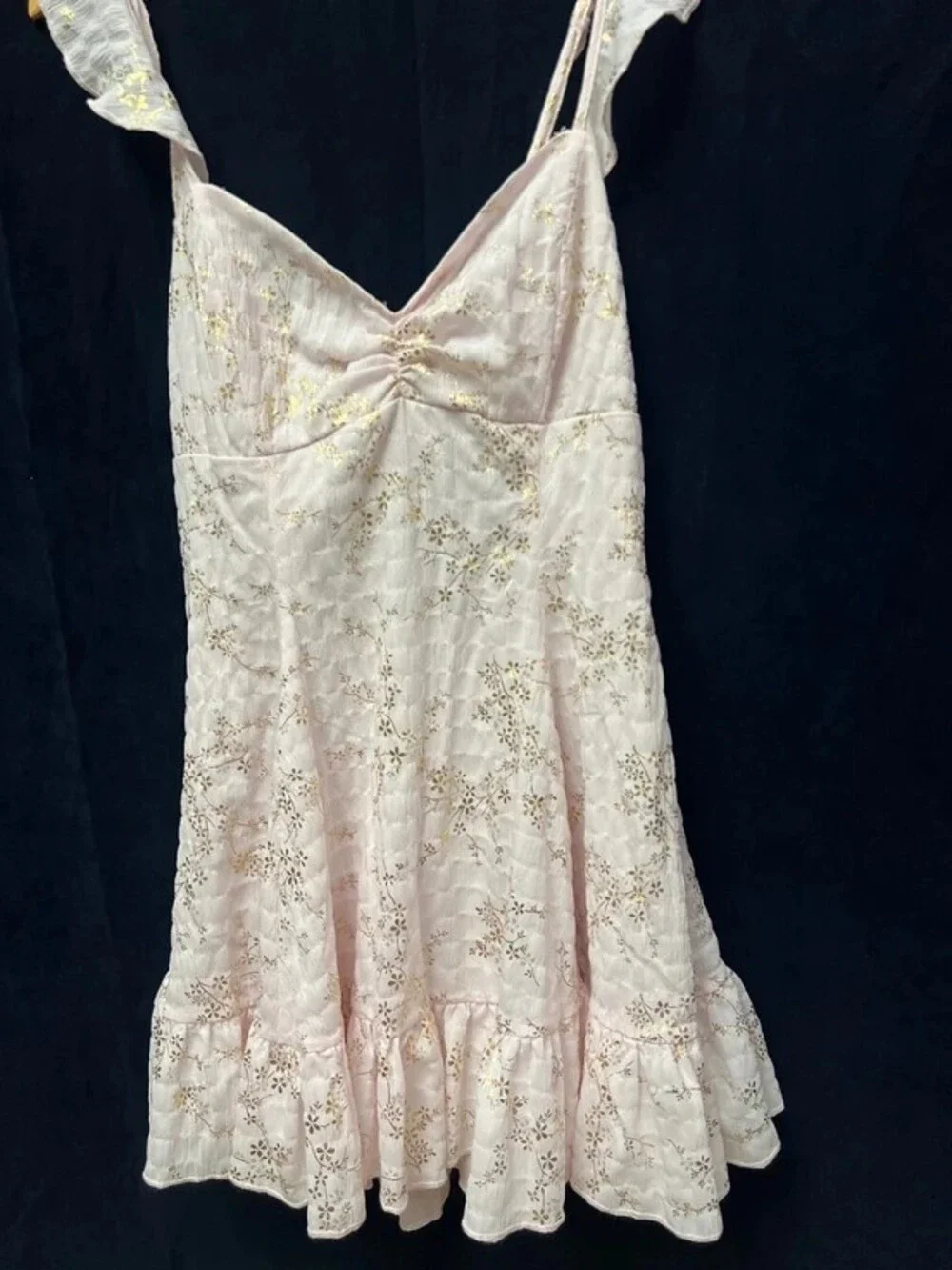 Vestido rosa con dorado fresco y juvenil
